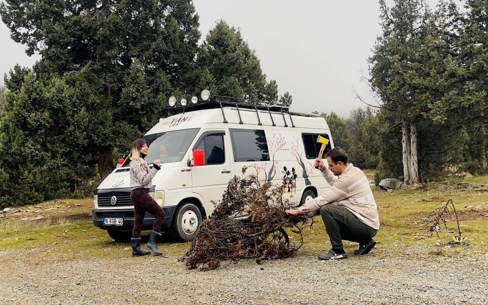 Karavan hayatını hep uç noktada hayal ettiklerini söyleyen Ömer Türkoğlu, “Karavan hayatı hayalimiz, çocukluktan beri vardı; ama hep bir uç noktada duruyordu. Düğünümüzde gelin arabamızı bir karavan olarak seçtik. Kiralık bir karavandı. Bir haftalık bu karavanla bir tura çıktık ve karavana olan sevdamız arttı. Bu hayali gerçekleştirmek istedik ve ilanlara bakıp araç araştırmaya başladık. Tatilden döndükten sonra karavan için bir minibüs satın aldık. Satın aldığımızın ertesi günü de ben iş yerinden istifa ettim. İş yerimde bir anlaşmazlık yaşadım. Ondan dolayı istifamı verdim. Minibüsü de almış bulunduk karavan için bunu bir fırsata çevirelim dedik. Bu fırsat esnasında da eşimi de istifa etmeye zorladım. 'Sen de yardım et beraber karavanı hızlıca bitirelim. Bir tura çıkalım. Daha sonra turdan gelince çalışmaya tekrar başlarız. Yeni iş buluruz.' dedim. Ama yaklaşık 3 sene oldu, biz yeni iş bulamadık” dedi.