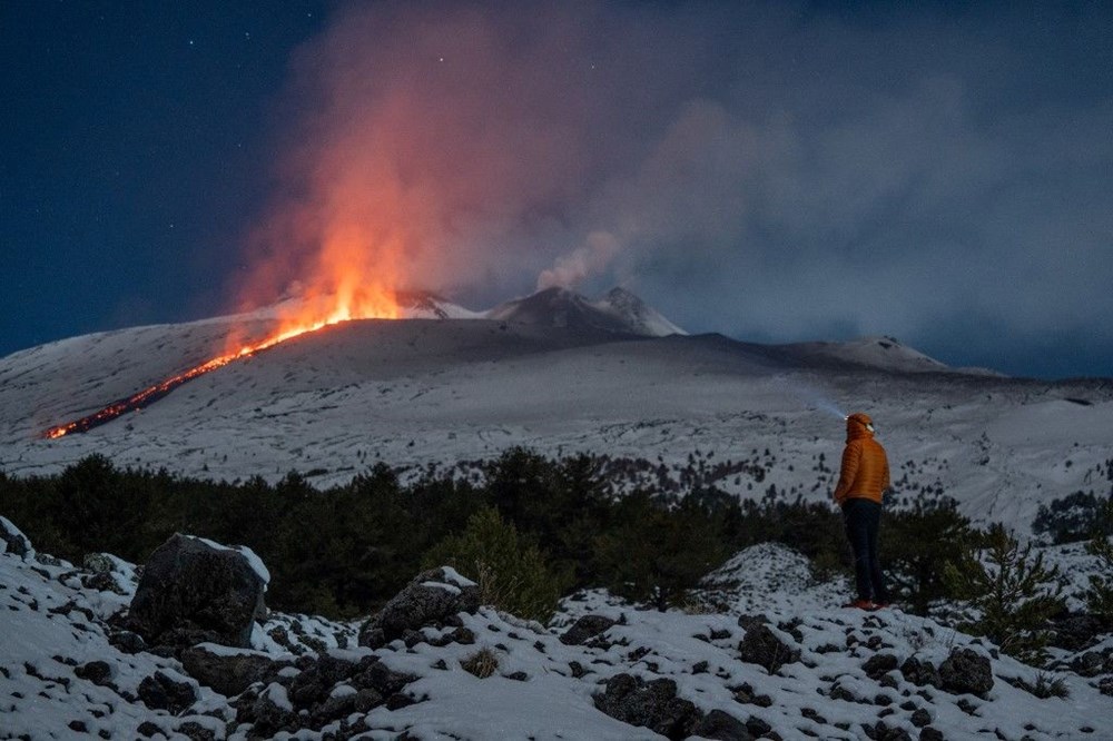 İtalya'da lavların dansı: Etna Yanardağı buz ve karla buluştu - 2