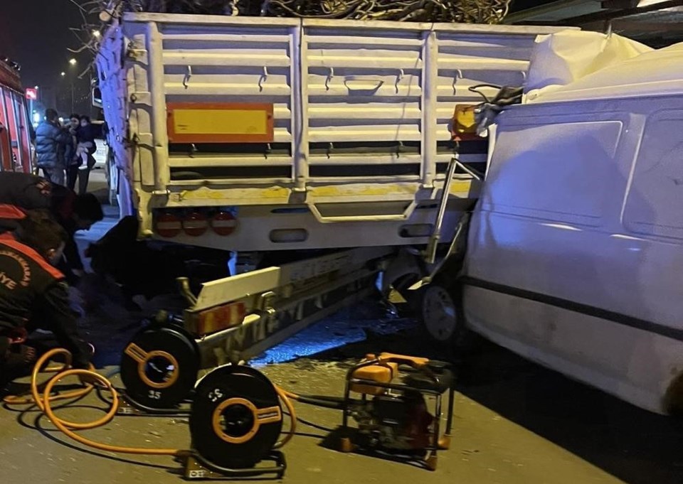 Kahramanmaraş’ta feci kaza: TIR’ın altına giren minibüs sürücüsü öldü - 1