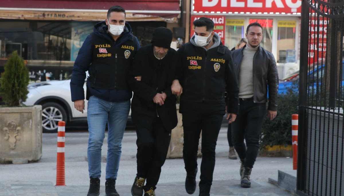 Kardeşinin kimliğiyle 12 yıldır kaçan firari yakalandı Kardeşinin kimliğiyle 12 yıldır kaçan firari yakalandı