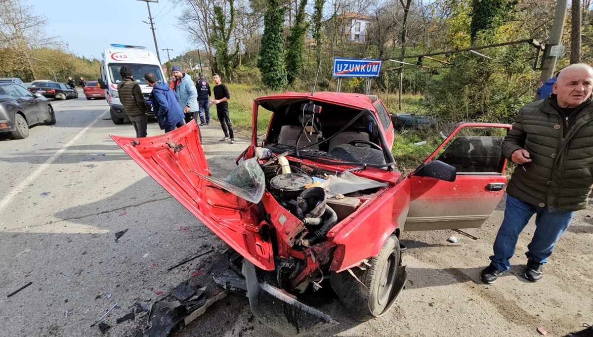 Otomobiller kafa kafaya çarpıştı: 1'i ağır, 3 yaralı Otomobiller kafa kafaya çarpıştı: 1'i ağır, 3 yaralı