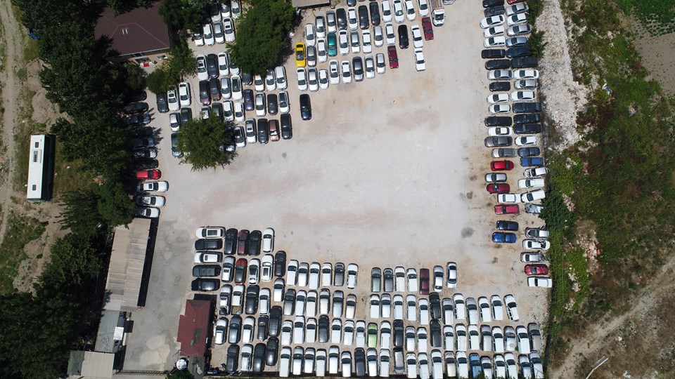 Uyanık borçlular, milyonluk araçları otoparklarda çürütüyor - 2