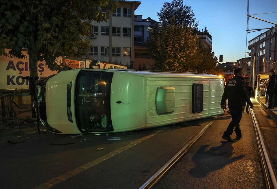 İstanbul Güngören'de servis aracı tramvay yoluna devrildi - 1