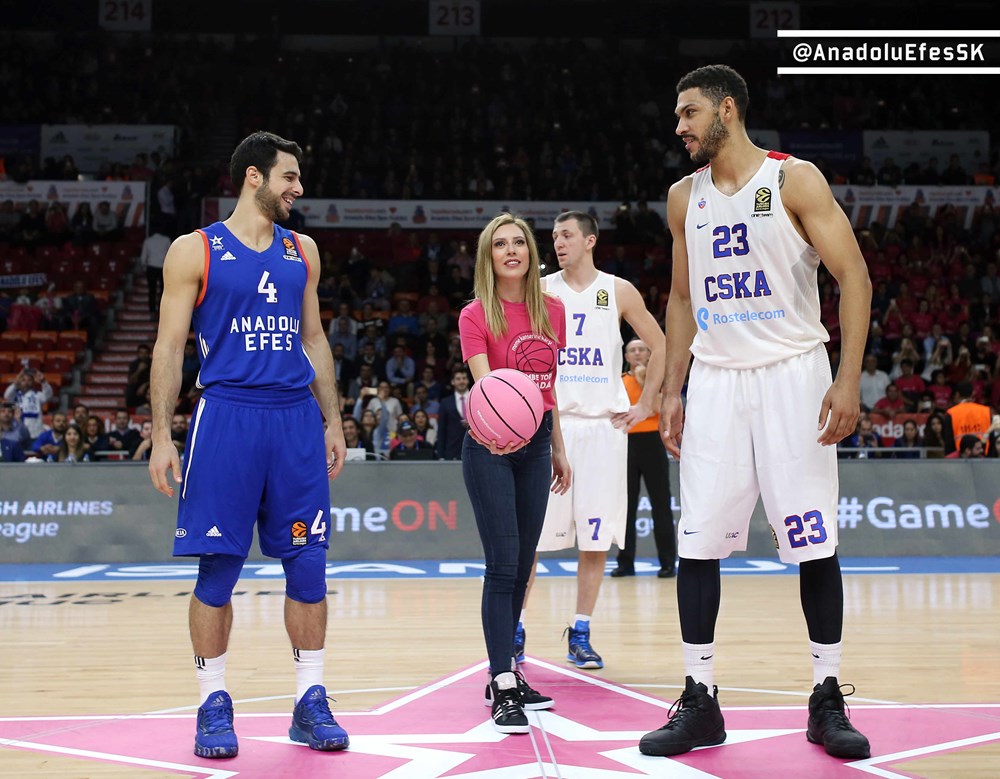 Hava atışı Sinem Kobal’dan (Meme kanseri için Pembe Top Sahada) - 1
