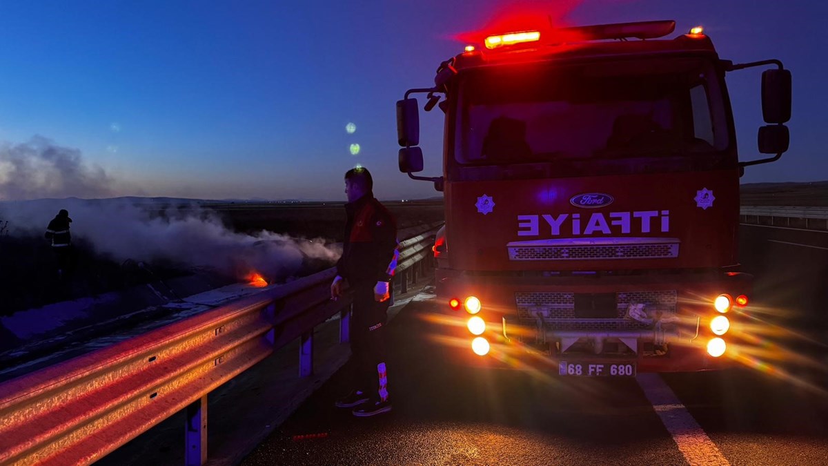 Otoyolda bariyere çarpan araç alev aldı: 1 ölü, 5 yaralı