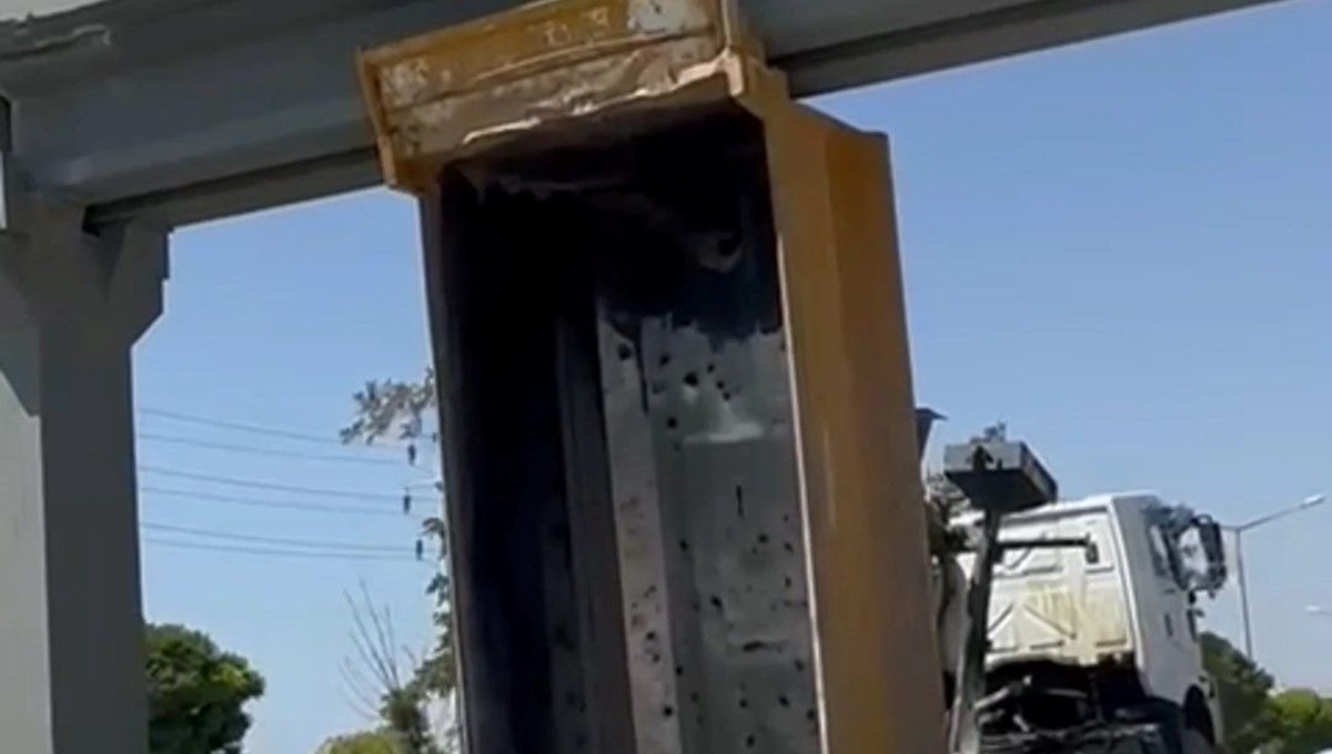 Van'da damperi açılan kamyon üst geçide takıldı Van'da damperi açılan kamyon üst geçide takıldı