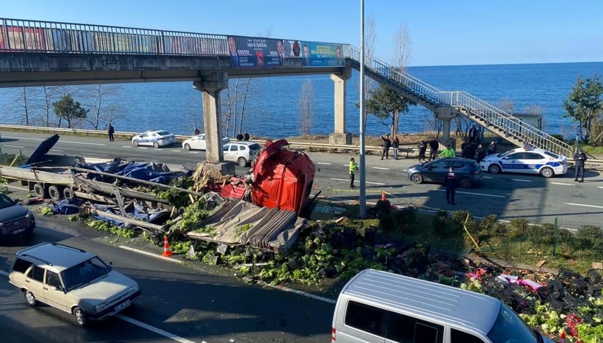 Kontrolden çıkan TIR devrildi, sebzeler karayoluna saçıldı: 1 ölü