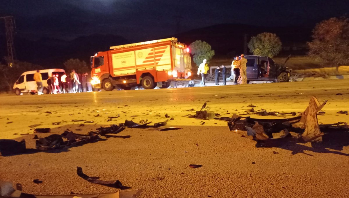 Kamyonet önce yola çıkan köpeğe, sonra hafif ticari araca çarptı: 1 ölü, 6 yaralı