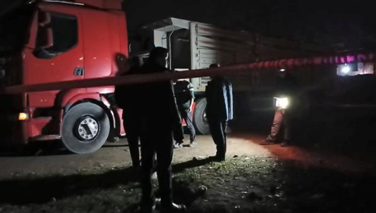 Feci olay: Fenalaşan kadın, TIR'ın önüne düşüp öldü Feci olay: Fenalaşan kadın, TIR'ın önüne düşüp öldü