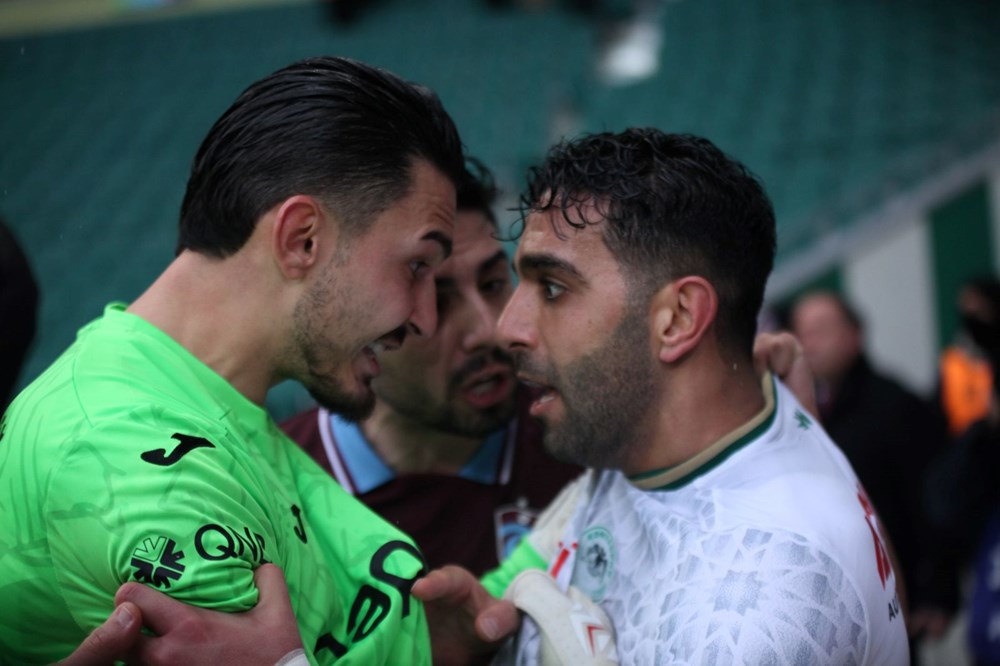 Konyaspor-Trabzonspor maçının uzatma dakikalarında futbolcular birbirine girdi - 3