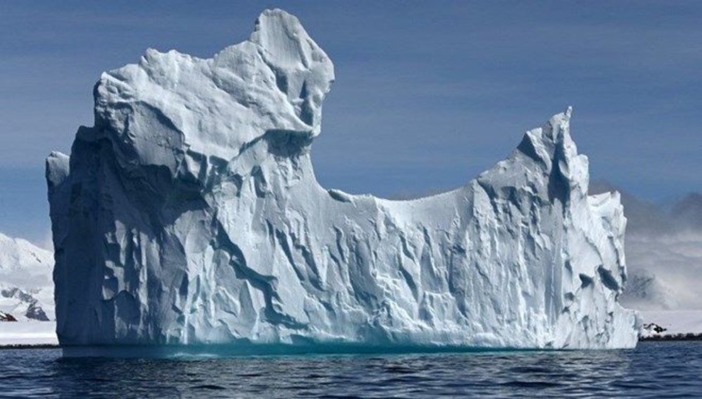 Dünyanın en büyük buzdağı parçalanmaya devam ediyor: Milyonlarca penguen ve deniz canlısı tehdit altında - 1
