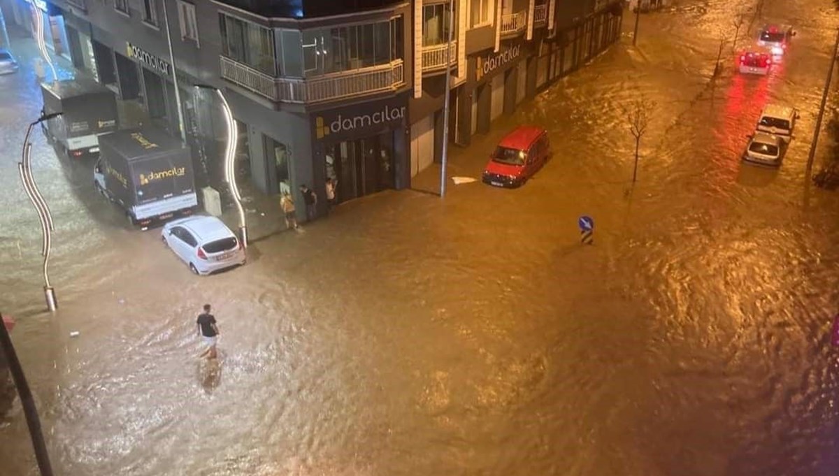 Giresun'da sağanak su baskınlarına neden oldu