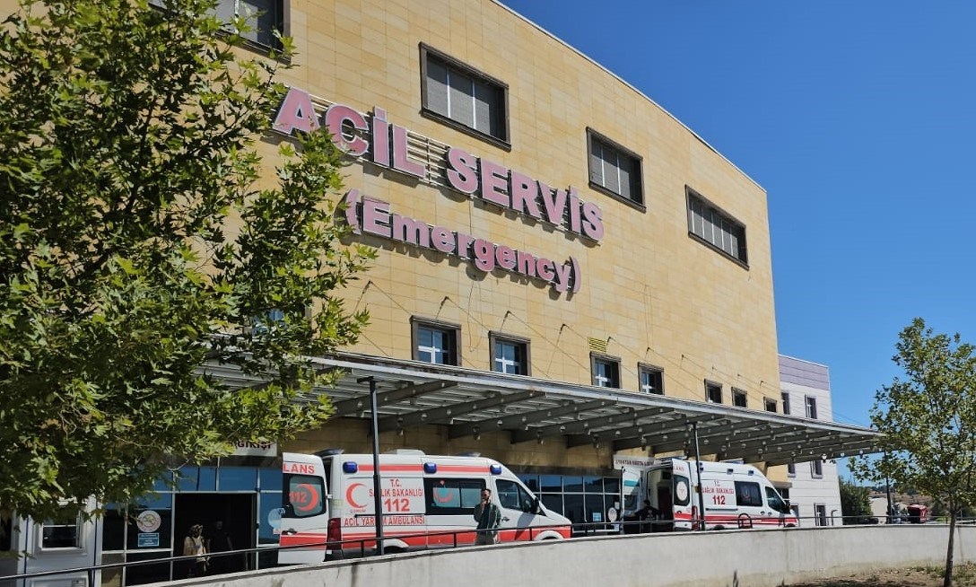 İşçiler kusma ve baş dönmesi şüphesiyle hastanelere sevk edildi. Dokuz işçiden beşinin hayati tehlikesi bulunduğu öğrenildi.