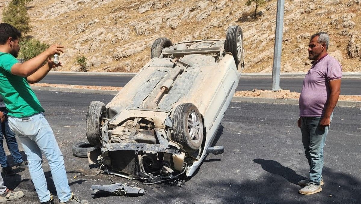 Otomobil takla atarak ters döndü