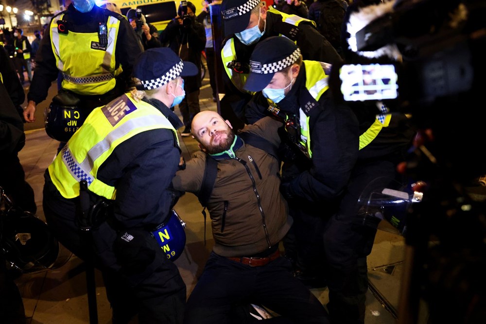 İngiltere'de karantina protestosunda 104 kişi gözaltına alındı - 3