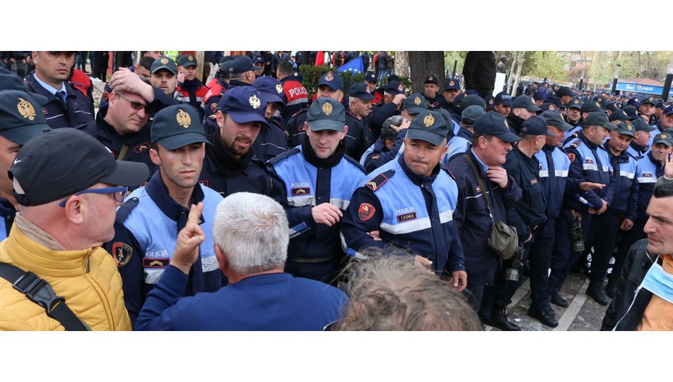 Arnavutluk'ta hükümet karşıtı protestoda gerginlik