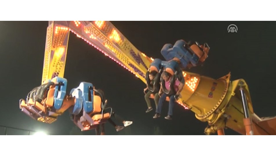 Lunaparkta eğlence aracında mahsur kaldılar