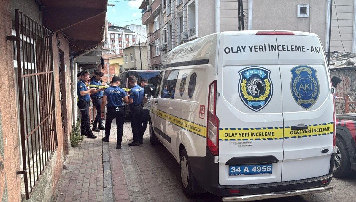 Ev arkadaşını boğazını keserek öldürdü