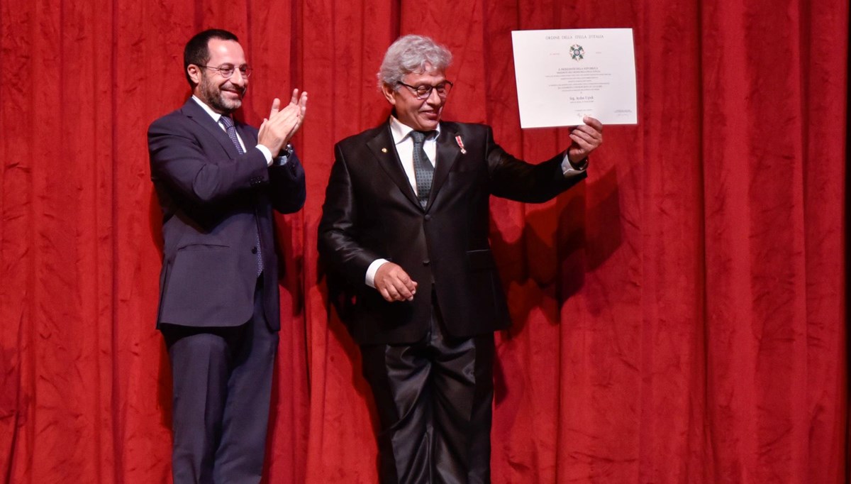İZDOB Sanat Yönetmeni Aydın Uştuk'a İZDOB Sanat Yönetmeni Aydın Uştuk'a