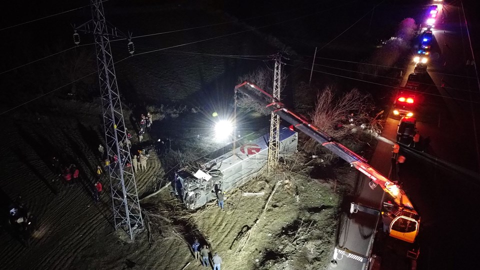 Erzincan'da yolcu otobüsü şarampole devrildi: 2 ölü, 31 yaralı - 2