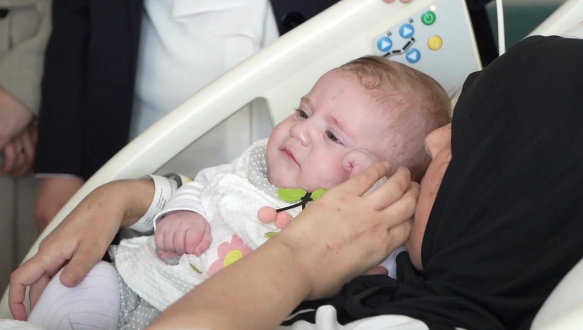 Enkazdan 128 saat sonra kurtarılan mucize bebek annesine kavuştu
