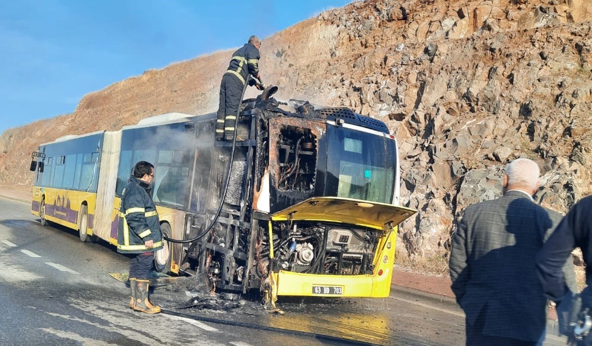 Otobüs, yangın sonrası kullanılamaz hale geldi