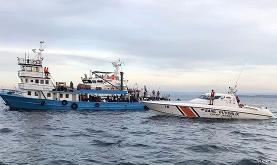 Yunanistan'ın Midilli Adası'na gitmeye çalışan 305 yabancı uyruklu yakalandı - 1
