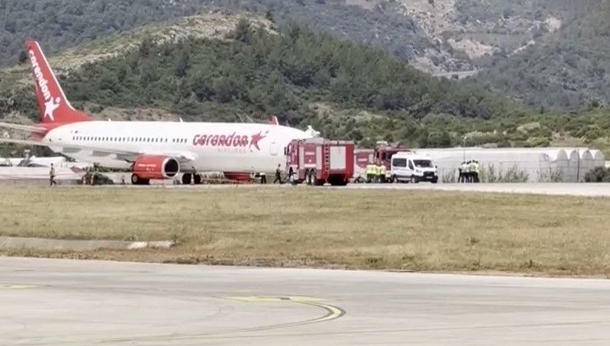 Antalya'da uçağın ön lastiği inişte patladı
