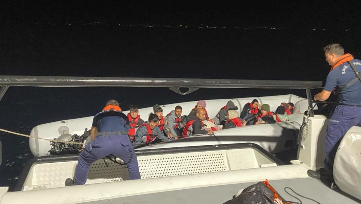 Ayvalık açıklarında 52 göçmen kurtarıldı Ayvalık açıklarında 52 göçmen kurtarıldı
