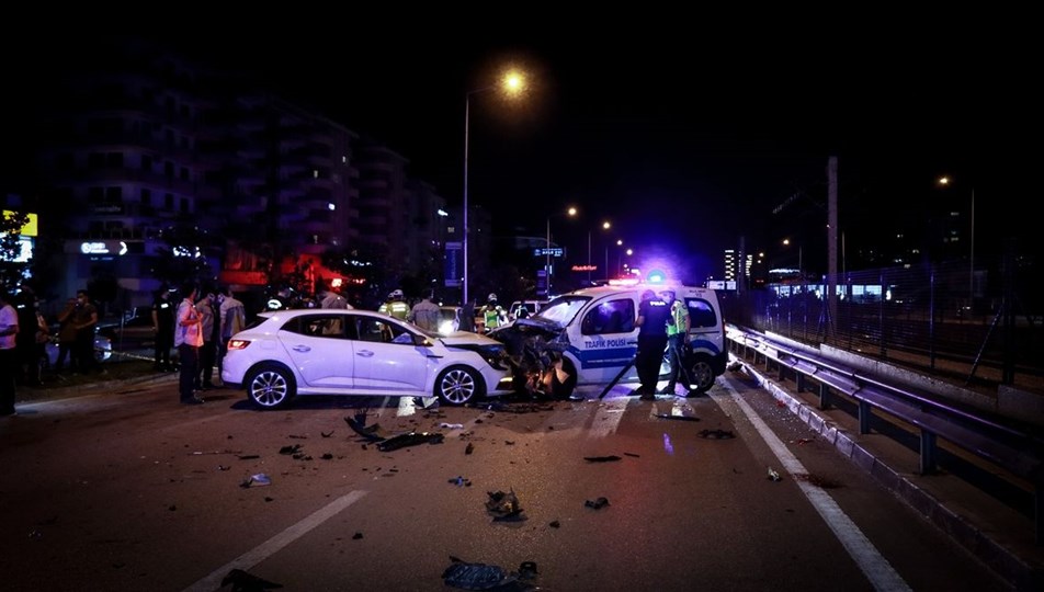 Alkollü sürücü uygulama noktasına daldı: İkisi polis dört yaralı