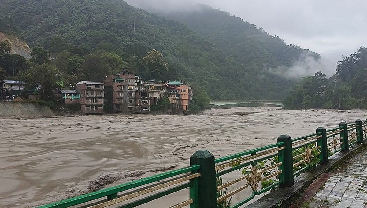 Hindistan'da sel nedeniyle 23'ü asker 30 kişi kayboldu