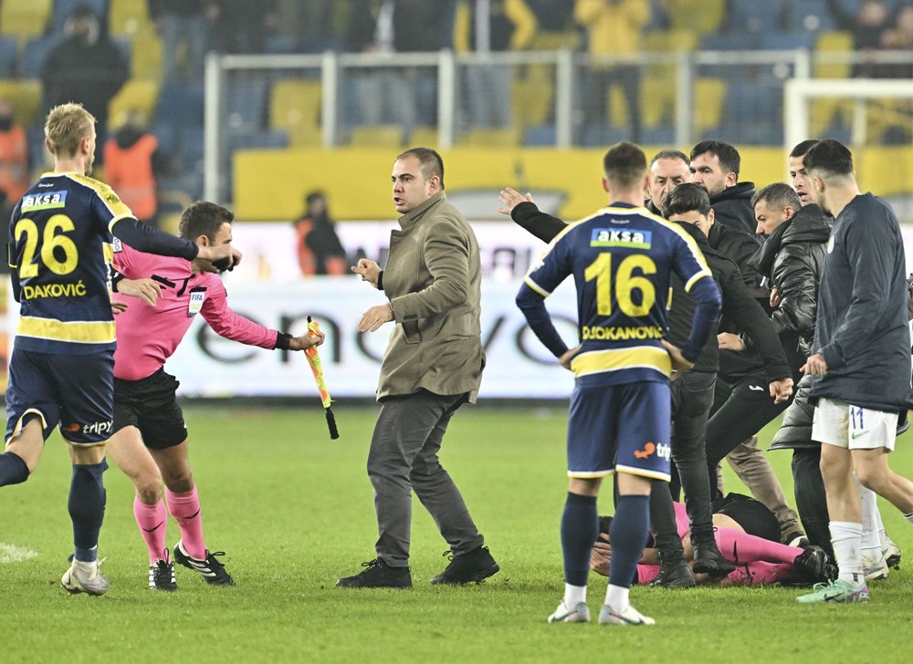 Halil Umut Meler'e yumruklu saldırı | Hakeme yumruğun cezası ne olacak? - 11