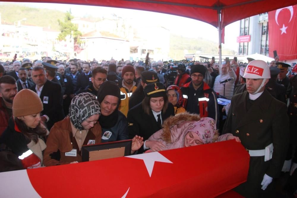 Türkiye şehitlerini uğurladı | Irak’ın kuzeyinde şehit düşen
askerlere gözyaşlarıyla veda - 5