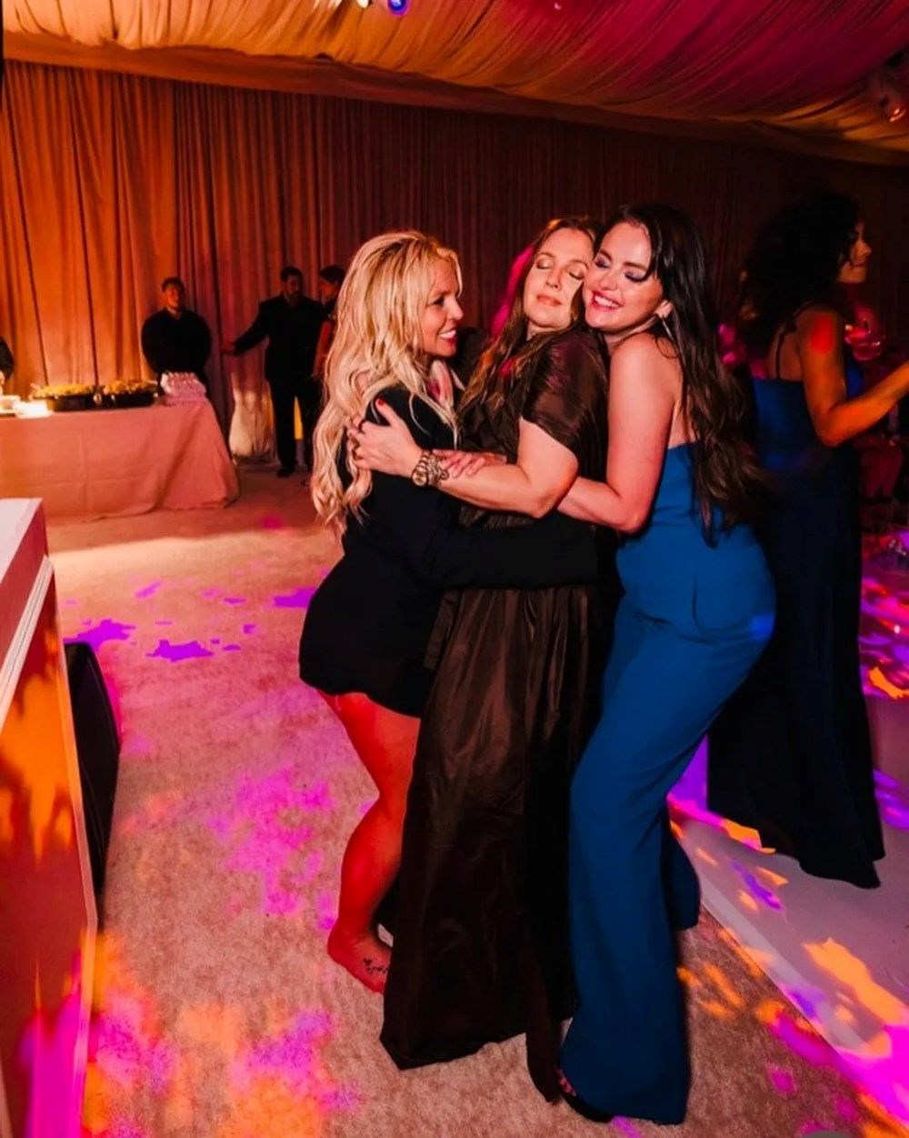 Britney Spears'ın Versace gelinliğine dair ayrıntılar: Yapımı 700 saatten fazla sürdü - 7