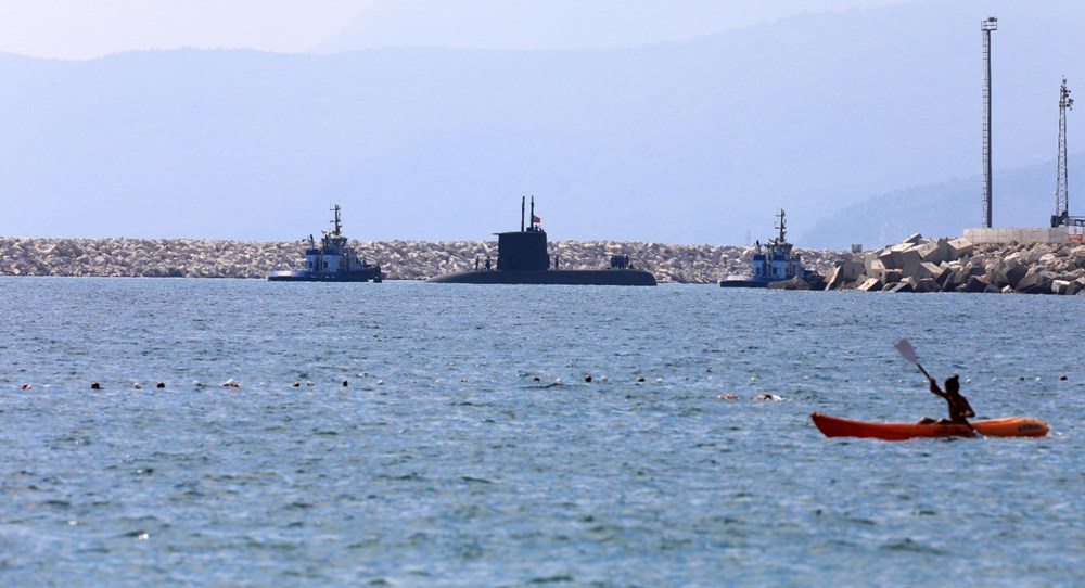 Turkish submarine seen on Konyaaltı beach surprised tourists - 3