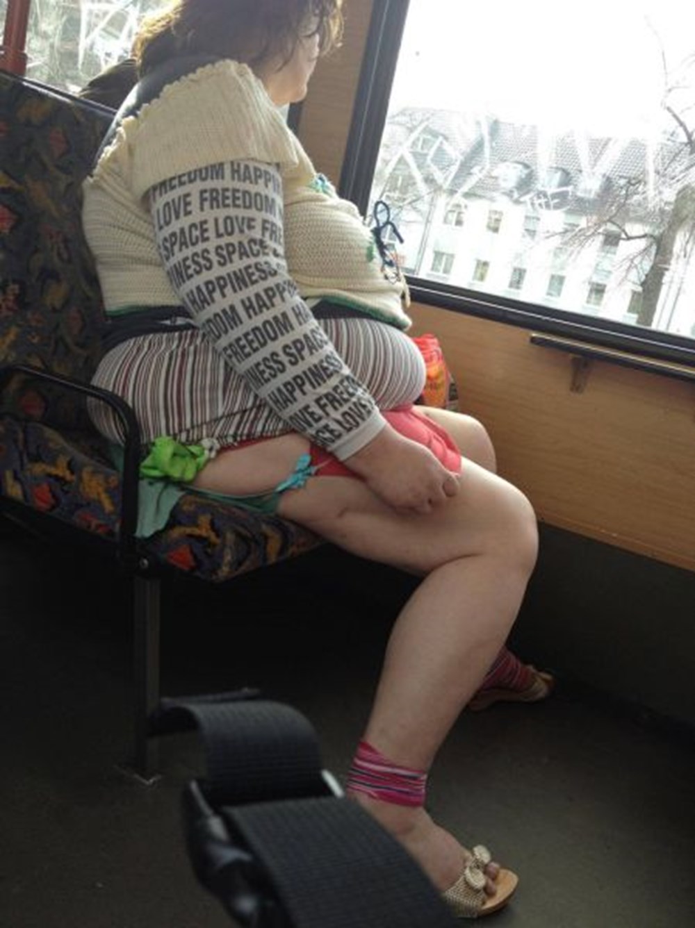 Подглядывание в метро. Бабы в общественном транспорте. Толстая женщина в транспорте.