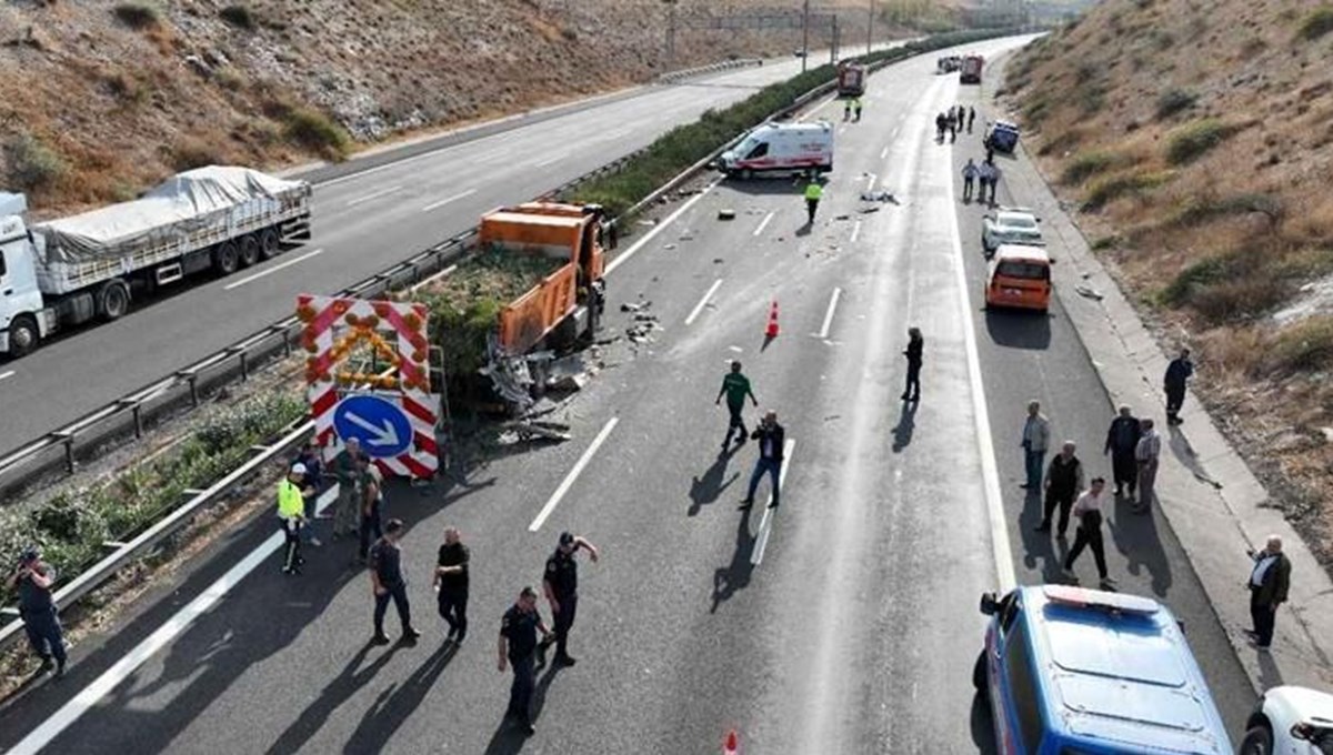 Lastik değiştirenlere TIR çarptı: 3 ölü