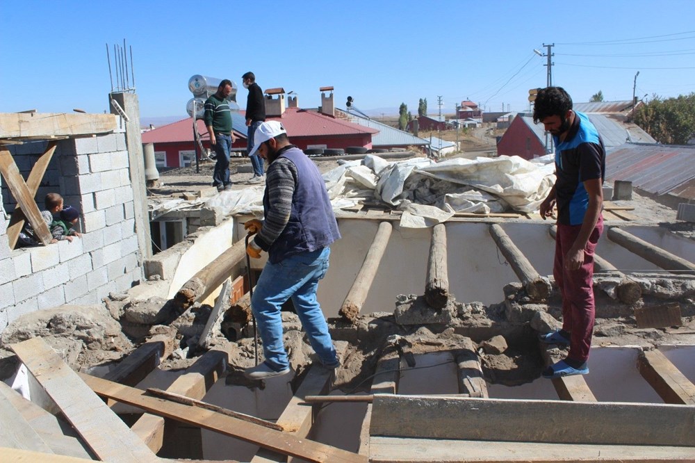 Evine yılanların yuva yaptığını iddia eden vatandaş evini yıktı - 4