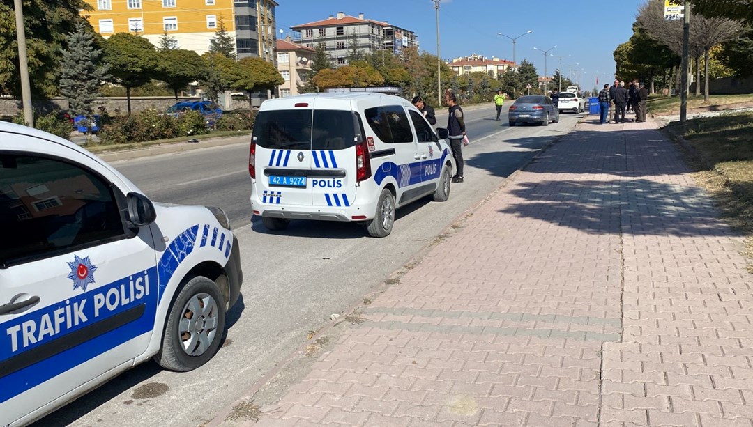 Yolun karşısına geçmek isteyen kadına otomobil çarptı