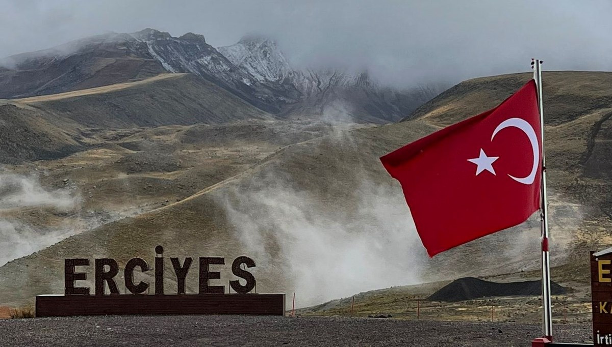 Erciyes'in zirvesi karla kaplandı Erciyes'in zirvesi karla kaplandı