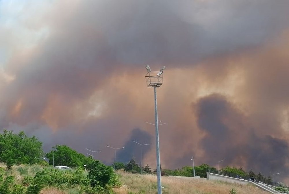 Çanakkale'de orman yangını bir anda büyüdü: Üniversite boşaltıldı, itfaiyeciler son anda kurtuldu - 4