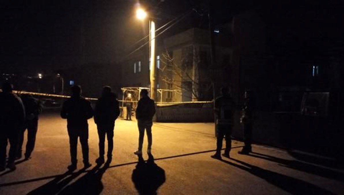 Çevreye ateş açıp kendini eve kilitledi: Özel harekat polisleri ikna etti Çevreye ateş açıp kendini eve kilitledi: Özel harekat polisleri ikna etti