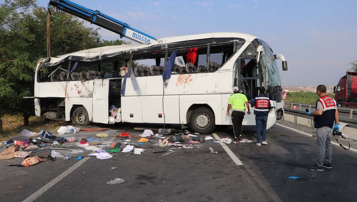 Denizli'de 7 kişinin öldüğü kaza: Direksiyon kitlendi Denizli'de 7 kişinin öldüğü kaza: Direksiyon kitlendi