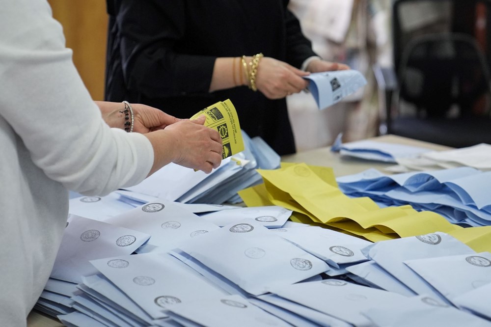 تركيا اليوم من فاز في المدن الكبرى؟ فاز حزب الشعب الجمهوري بـ 14 مقعدًا، بينما فاز حزب العدالة والتنمية بـ 12 من فاز في المدن الكبرى؟ فاز حزب الشعب الجمهوري بـ 14 مقعدًا، وفاز حزب العدالة والتنمية بـ 12 مدينة حضرية - 15