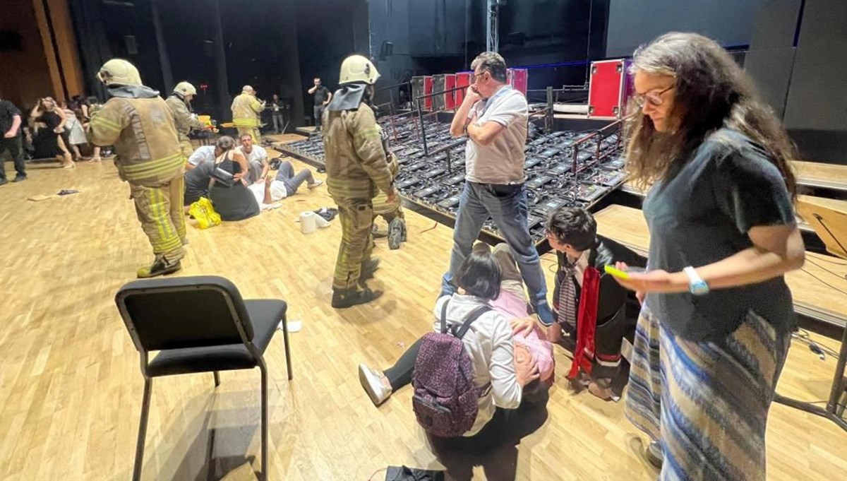 Cemal Reşit Rey'de mezuniyet töreninde dijital pano devrildi: Yaralılar var Cemal Reşit Rey'de mezuniyet töreninde dijital pano devrildi: Yaralılar var