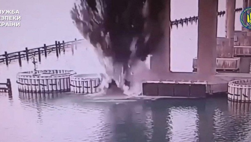 Rusya'yı Kırım'a bağlayan köprü vuruldu