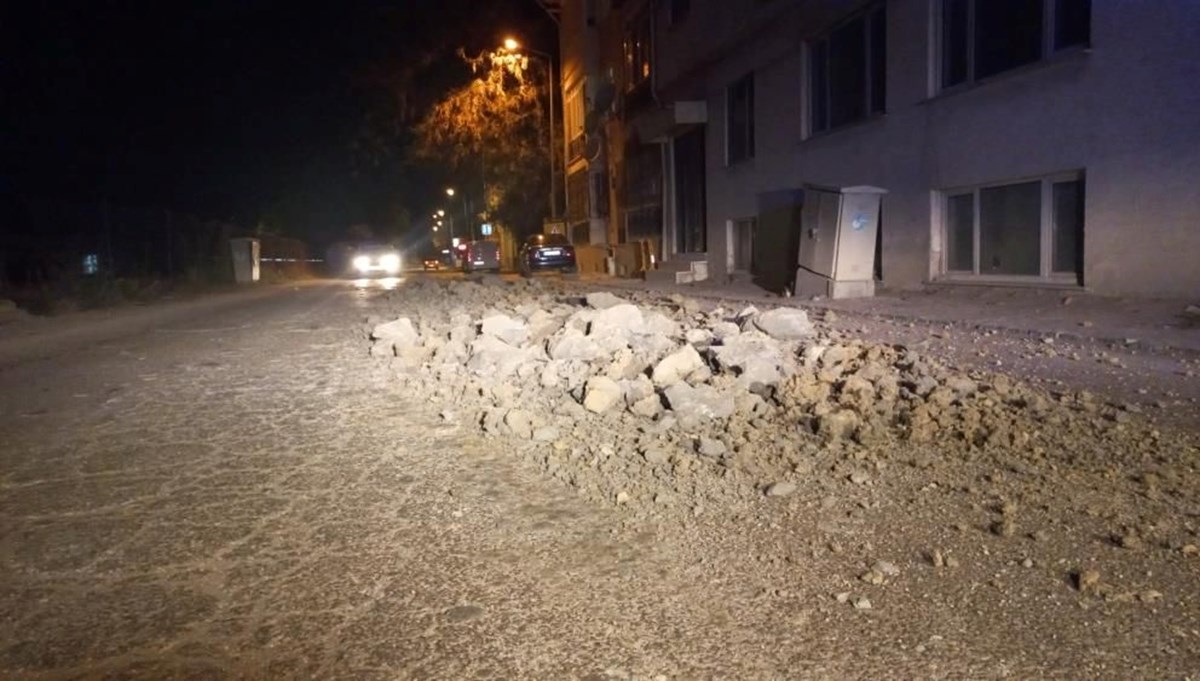 Hafriyat kamyonunun kasasının açık kapağından yola toprak döküldü Hafriyat kamyonunun kasasının açık kapağından yola toprak döküldü