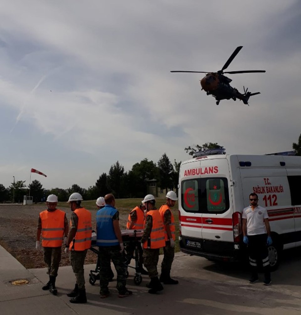 Yanarak yaralanan çocuk için askeri helikopter havalandı - 1