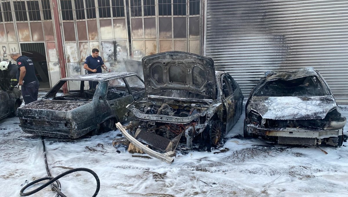 Hatay’da sanayi sitesinde yangın: 5 otomobil kullanılamaz hale geldi