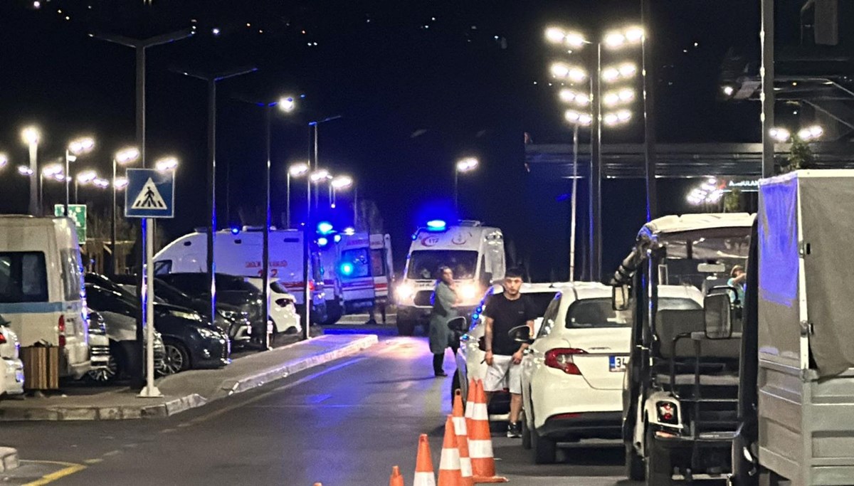 İzmir açıklarında can pazarı | Yangın çıkan teknede patlama: 6 kişi alevlerin arasından denize atlayıp kurtuldu İzmir açıklarında can pazarı | Yangın çıkan teknede patlama: 6 kişi alevlerin arasından denize atlayıp kurtuldu